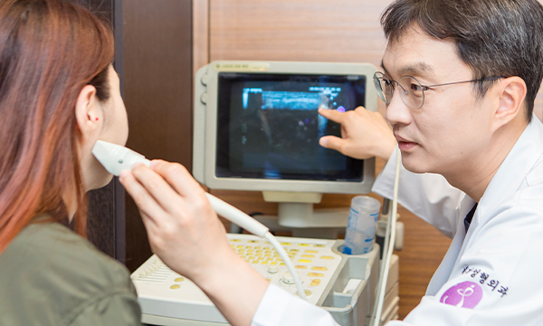 비절개 지방이식 치료 기계사용하는 의사